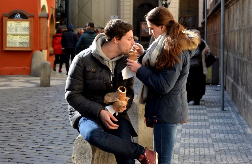 Trdelník se zmrzlinou láká turisty do Čech.