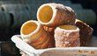 Tradiční trdelník se obaluje ve skořicovém cukru, přidat do něj ale můžete i drcené ořechy.