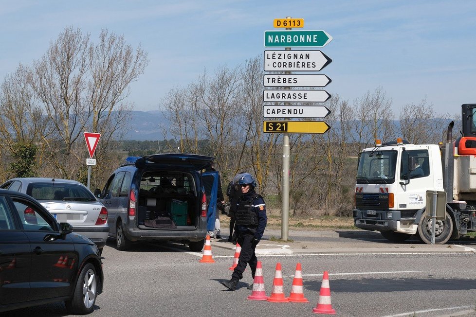 Policejní zátaras na silnici vedoucí k Trèbes, kde ozbrojenec hlásící se k ISIS zajal rukojmí v supermarketu.