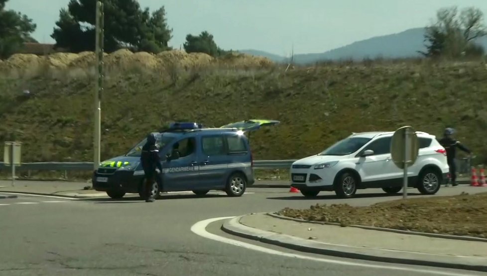 Policisté na místě činu v Trèbes