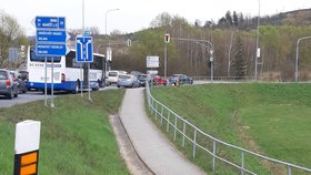 Rvačka autobusáka a muže s pistolí zablokovala dopravu v Třebíči: Zkrotila je až policie.