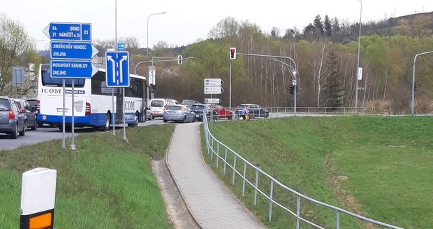 Mladík (22) s pistolí v Třebíči zaútočil na řidiče autobusu: Šofér popsal, jak k incidentu došlo