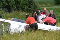 V Třebíči havarovalo sportovní letadlo, posádka utrpěla zranění