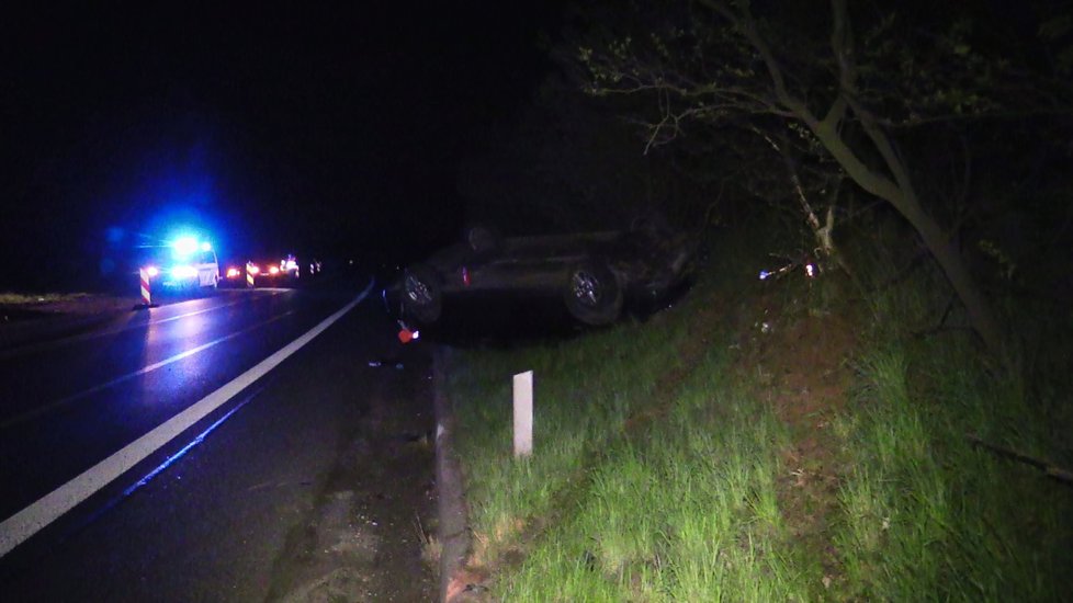 Auto u Třebíze skončilo na střeše: Řidič se odplazil a zmizel