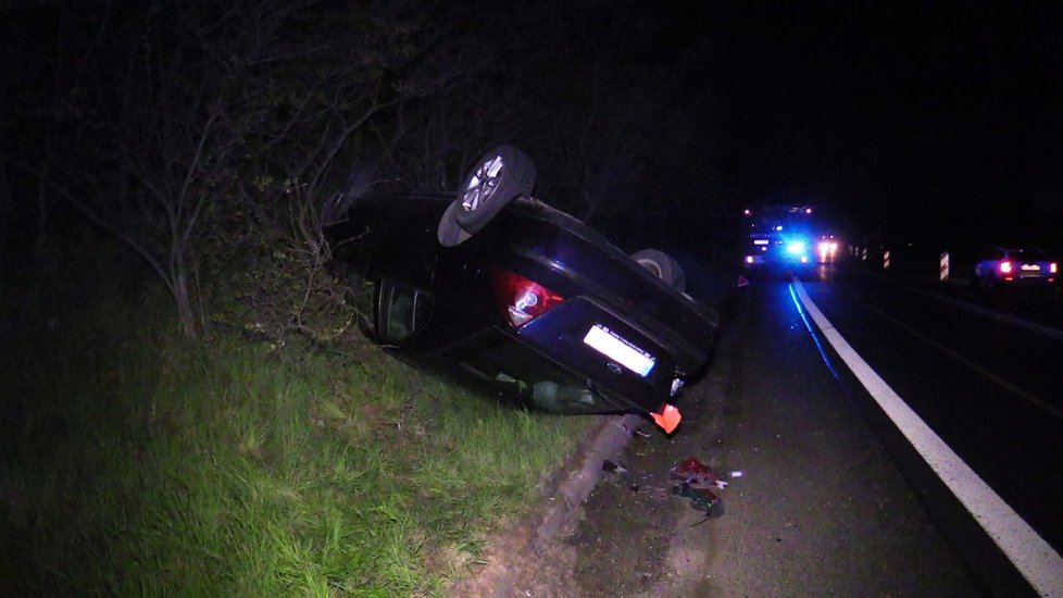 Auto u Třebíze skončilo na střeše: Řidič se odplazil a zmizel