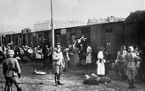 Židé z varšavského ghetta jsou nakládáni směr Treblinka.