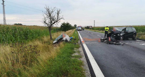 Tragická nehoda v Třeboni: Tři mrtví a šest zraněných po čelní srážce dvou aut