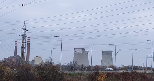 Bourání chladicí věže elektrárny v Ostravě Třebovicích má být hotovo do konce roku.