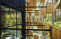 Biosphere je stejně jako ostatní chatky hotelového komplexu Treehotel zavěšena ocelovými lany mezi borovými stromy a dovnitř se vchází po visuté lávce