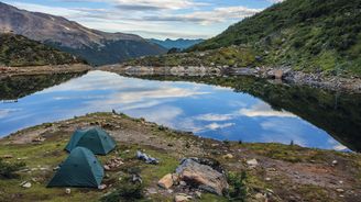 Zuby Navarina: Nejjižnější trek na světě úchvatnou patagonskou divočinou a extrémním počasím Zuby Navarina: Nejjižnější trek na světě úchvatnou patagonskou divočinou a extrémním počasím