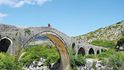 Ura e Mesit – Most uprostřed. V Albánii dosud stojí několik mostů s tímto názvem. Zde se  setkávali lidé z různých osad a obchodovali. Tento nechal postavit na konci 18. století Kara Mahmoud, který se stal pašou z pověření otomanské vlády.