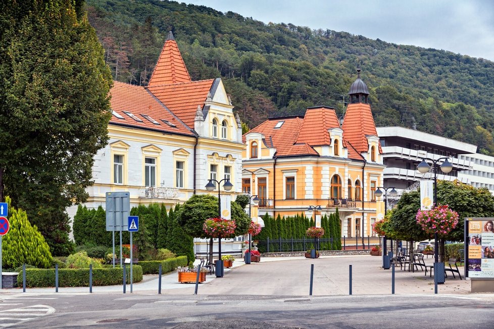 Trenčianské Teplice leží v údolí a je to tam jako dělané pro vycházky.