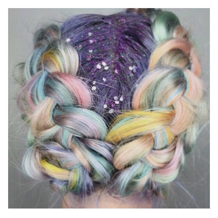 Mermaid hair, tedy vlasy jako mořská panna, v kombinaci s třpytkami - dvojitý instagramový trend!