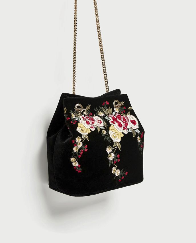 Sametová kabelka s výšivkou, Zara, 999 Kč
