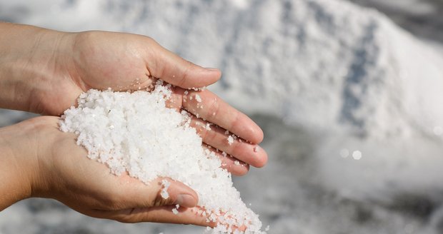 Tiktokový trend hýbe internetem: Opravdu vám stání v soli pomůže k hladším patám a svěžejšímu obličeji? Tiktokový trend hýbe internetem: Opravdu vám stání v soli pomůže k hladším patám a svěžejšímu obličeji?