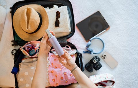 Minimalismus v taštičce, maximální efekt na kráse: Které beauty produkty musíte zabalit na dovolenou?