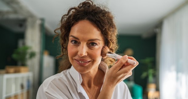 Zralá pleť a tvářenka? Stačí dodržovat správný postup, aby vám produkt nepřidal roky Zralá pleť a tvářenka? Stačí dodržovat správný postup, aby vám produkt nepřidal roky.