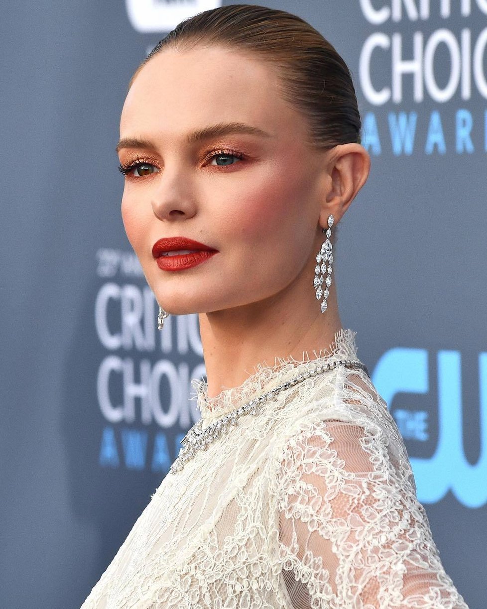 Herečka Kate Bosworth zkombinovala dva trendy - rose gold rozjasňovač a červenou rtěnku s očními stíny do červena.