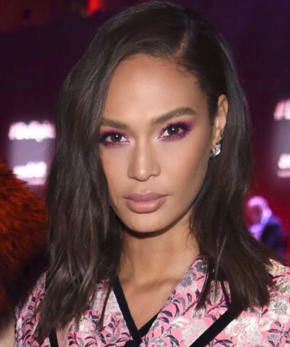 Modelka Joan Smalls a její kouřové fialové líčení