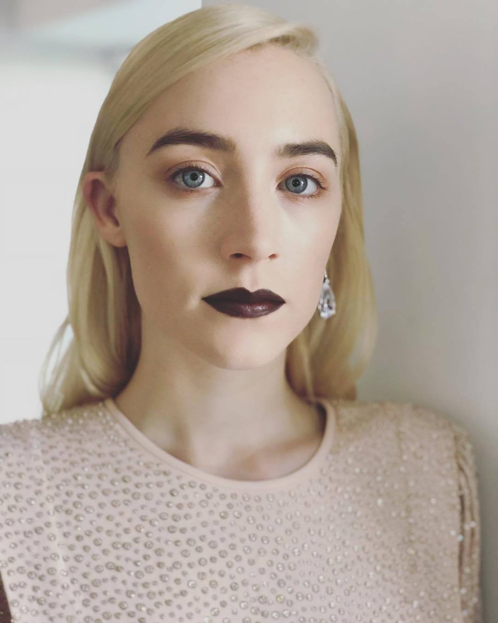 Saoirse Ronan s temně švestkovou rtěnkou.