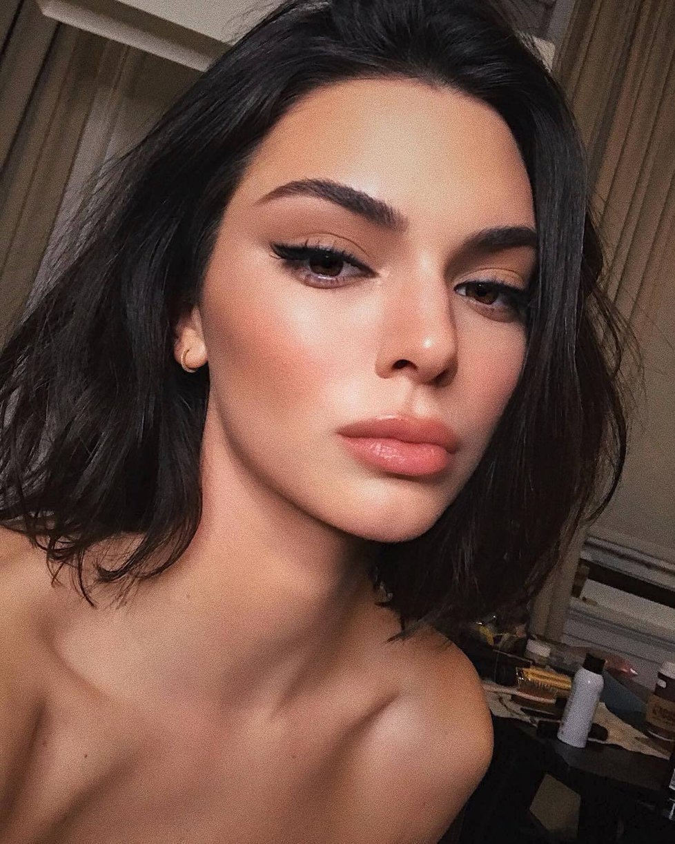 Kočičí linky v podání Kendall Jenner.