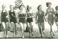 V čem chodily na pláž naše babičky? Podívejte se na vývoj plavek za posledních 100 let! 