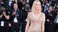 Uma Thurman v nádherných zlatých šatech na filmovém festivalu v Cannes.