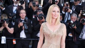 Uma Thurman v nádherných zlatých šatech na filmovém festivalu v Cannes.