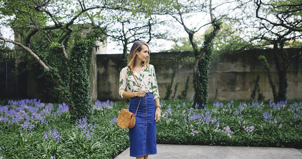 Blogerka Blair oblékla vysloveně jarní kombinaci denimové sukně a květované halenky.