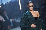 Bella Hadid (22) neuhlídala svá ňadra na módní přehlídce.