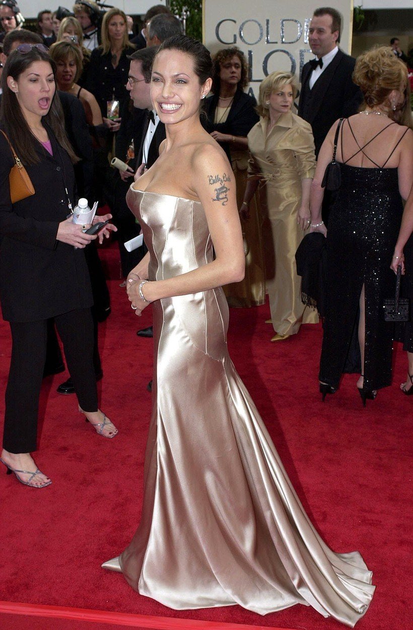 2001 - Angelina Jolie schovala své křivky do lesklých šatů od Valentina