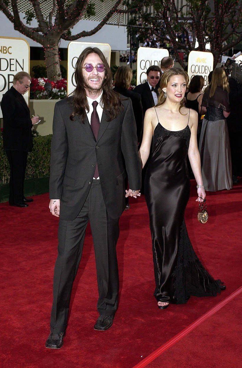 2001 - Kate Hudson v saténových černých šatech v doprovodu manžela Chrise Robinsona