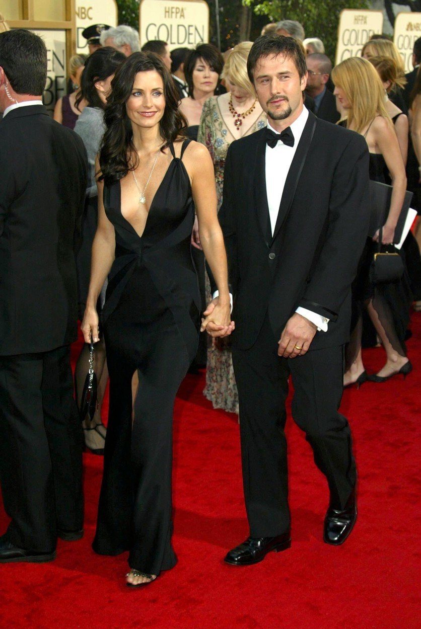 2003 - Courteney Cox v šatech z dílny návrháře Ralpha Laurena v doprovodu manžela