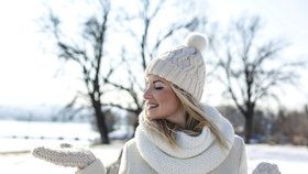 Zahřejte se ve stylových pleteninách: Nejkrásnější svetry, čepice, šály i rukavice!