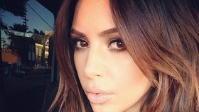 Kim Kardashian tráví u zrcadla hodiny svého času!