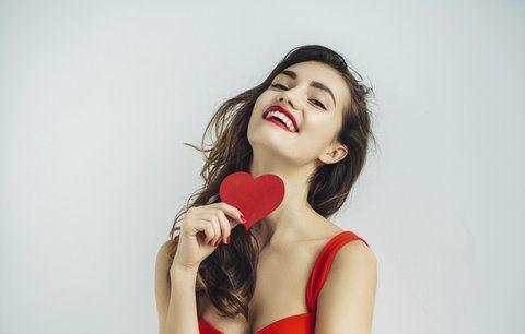 Oblečte na Valentýna rudou, muži ji zbožňují! V čem budete neodolatelná?