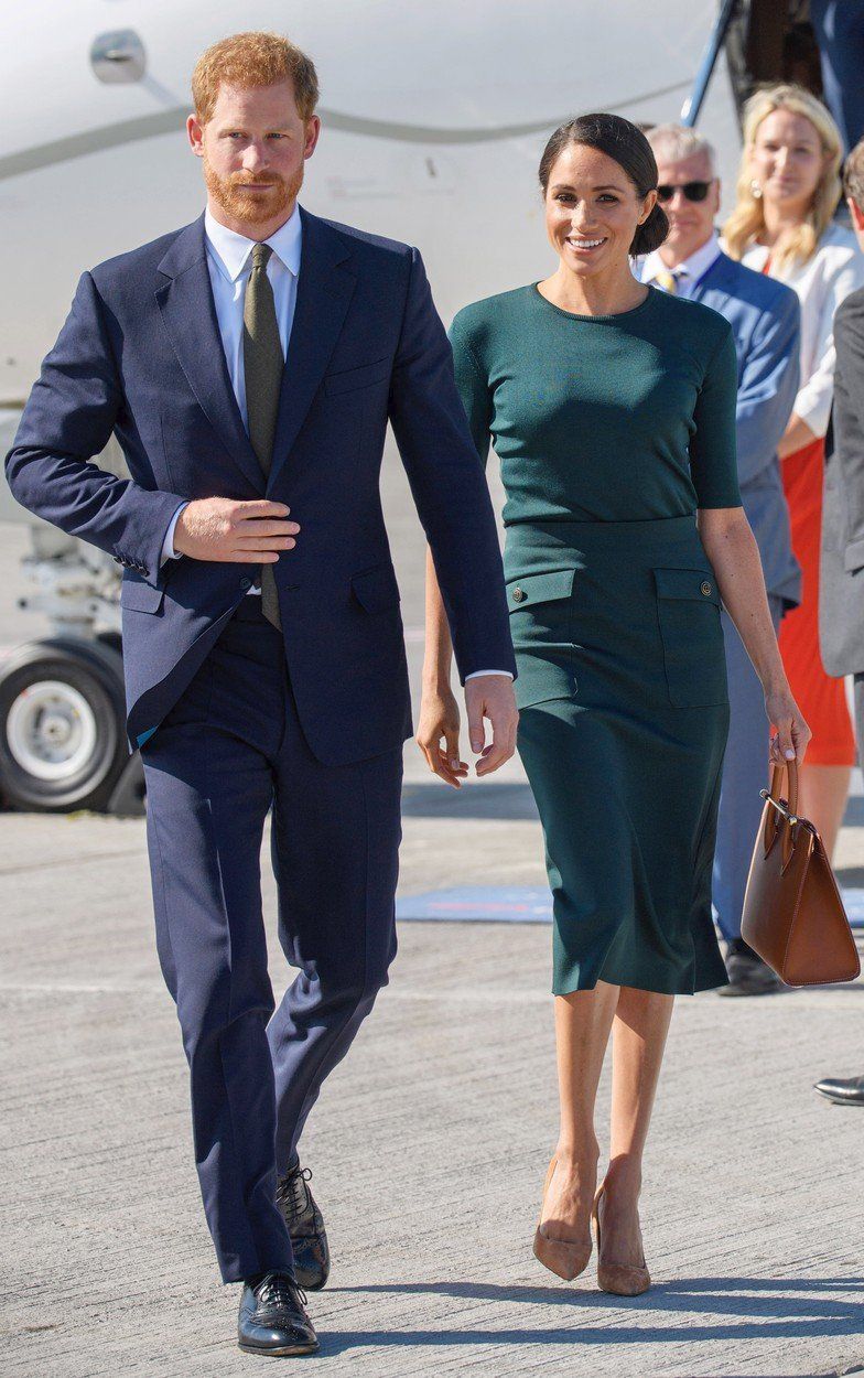 Vévodkyně Meghan a princ Harry na letišti v Dublinu.