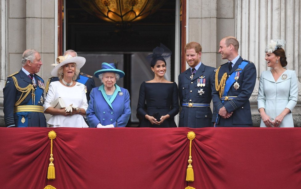 Královská rodina ve Westminsterském opatství.