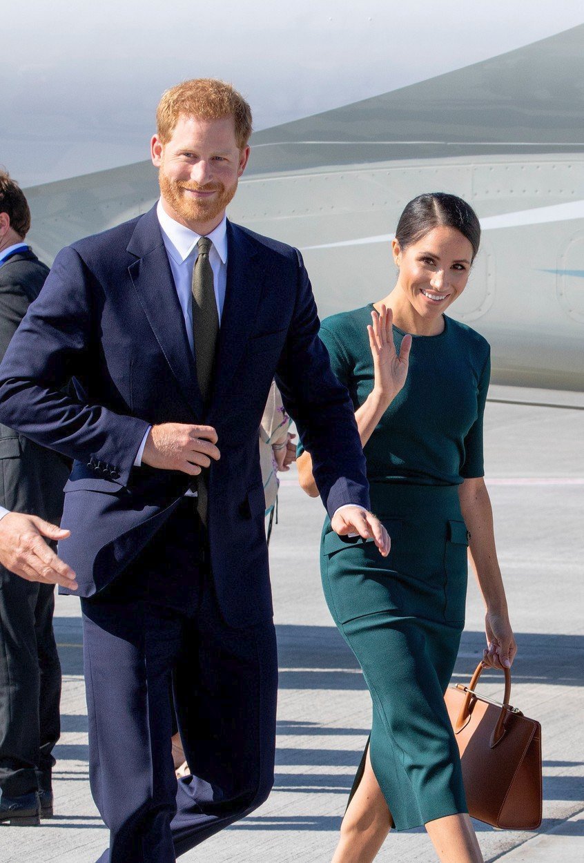 Harry a Meghan na letišti.