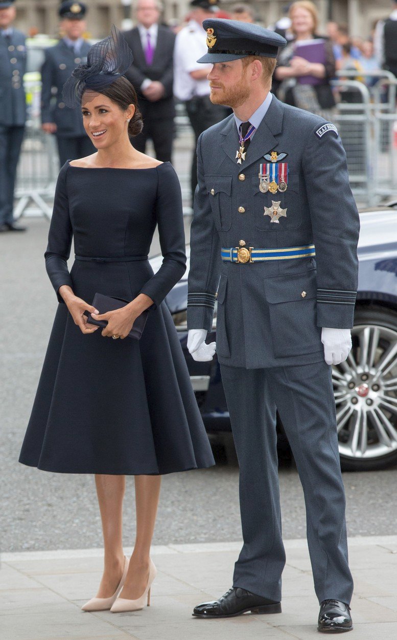 Meghan v minimalistických šatech po boku Harryho.