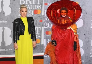 Brit Awards: Vysoké rozparky a módní halucinace! Kdo ukázal prádlo?