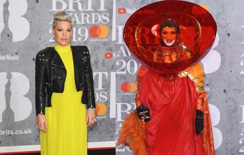 Brit Awards: Vysoké rozparky a módní halucinace! Kdo ukázal prádlo?