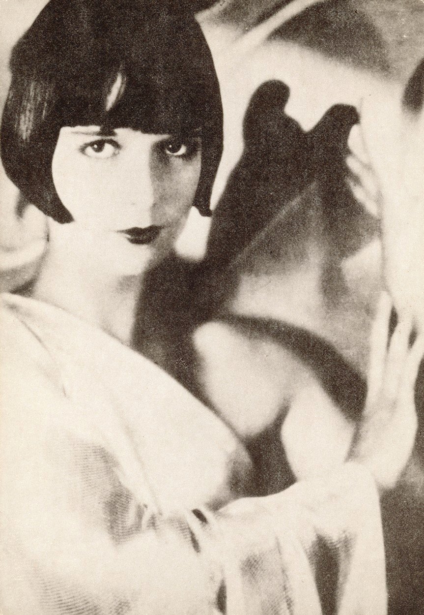 1931 - Krátké vlasy s delšími konci u obličeje