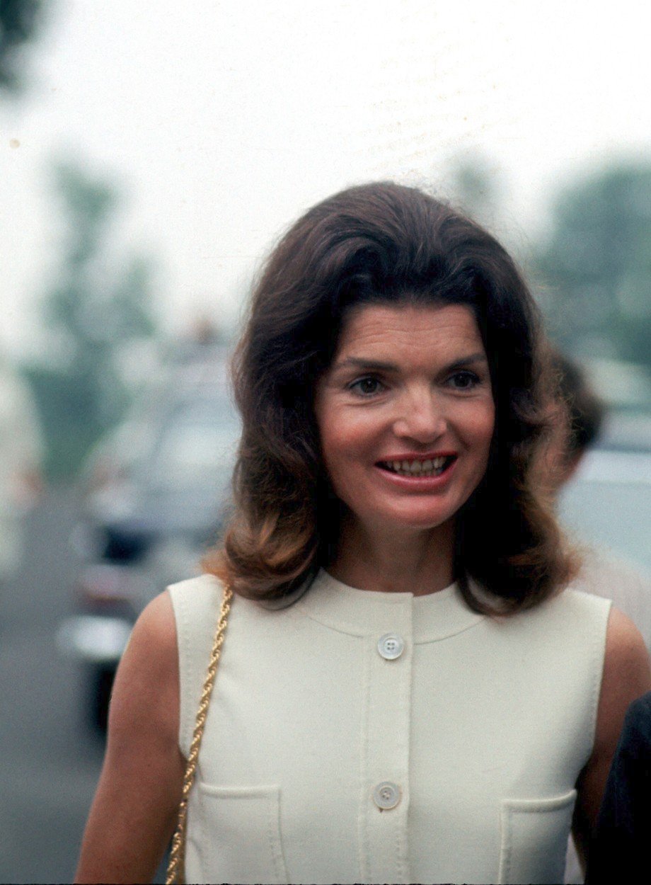1962 - Objemné středně dlouhé vlasy