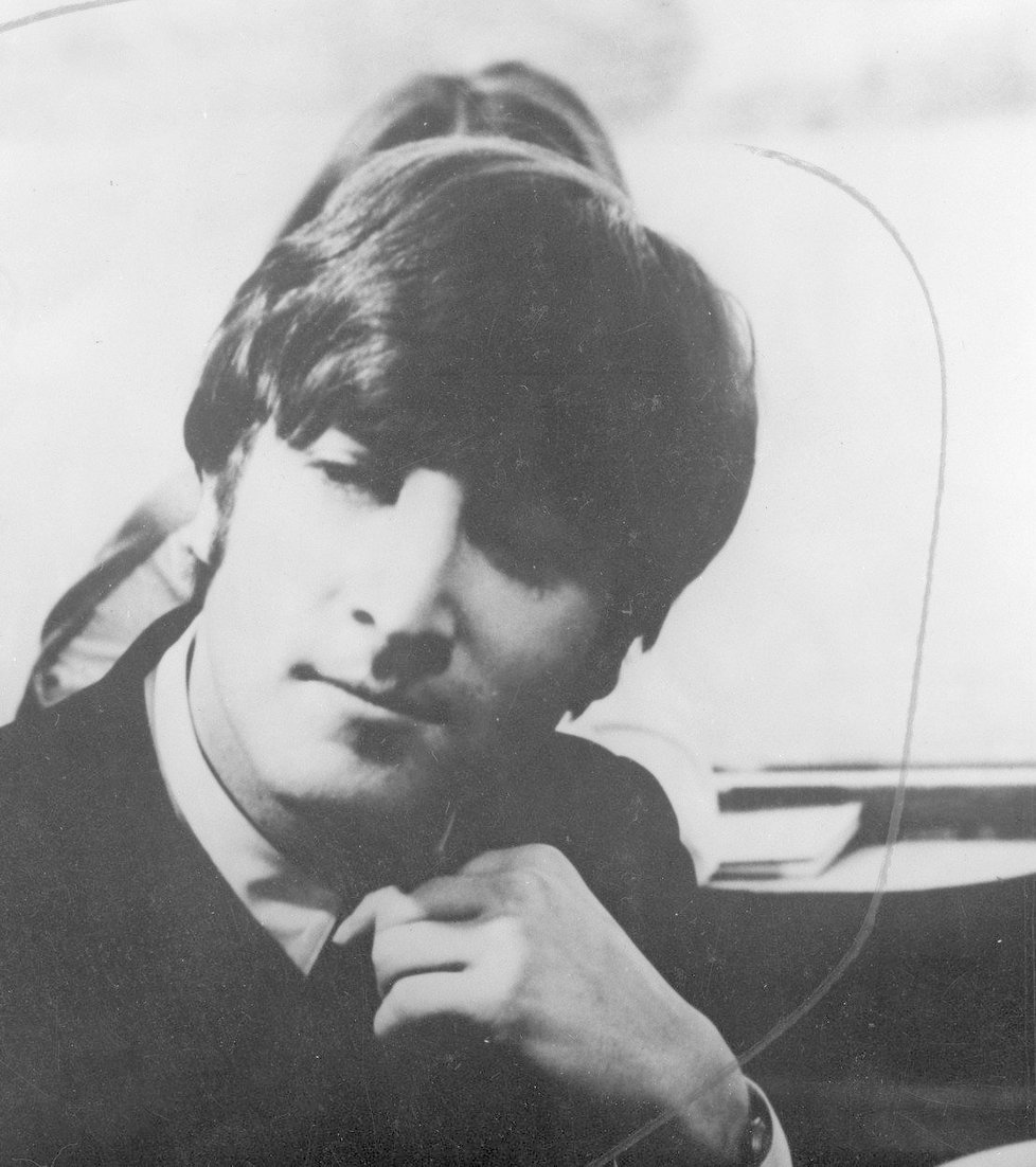 1968 - Účes podle Beatles nosily i ženy, takzvaný mop top