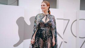 Julianne Moore strčila do kapsy mladice! Jakou róbou ovládla Benátky a čím inspiruje ženy 60+?