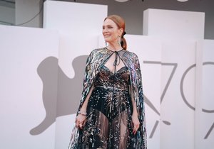 Julianne Moore strčila do kapsy mladice! Jakou róbou ovládla Benátky a čím inspiruje ženy 60+?