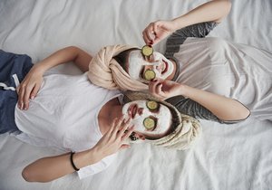 Domácí pleťové masky za pár korun: Jakou zvolit podle věku od 25 po 65+?