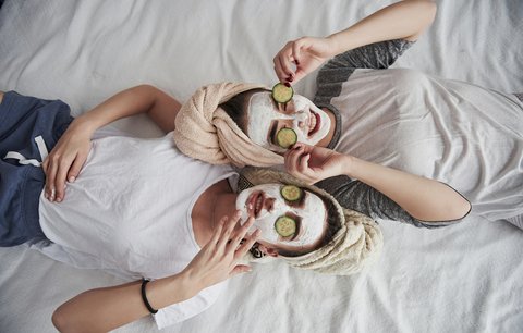 Domácí pleťové masky za pár korun: Jakou zvolit podle věku od 25 po 65+?
