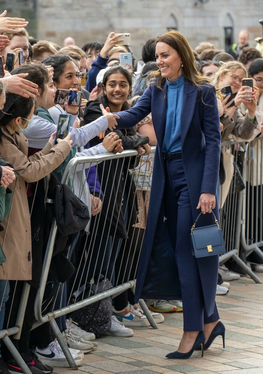 Při pohledu na vévodkyni Kate se nám vybaví slova jako superžena a spojení jako chodící módní ikona.